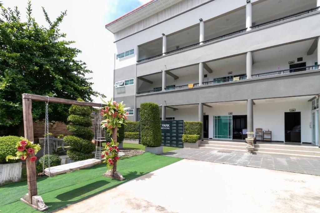 Oyo 75305 T Park Pak Chong Hotel Mu Si Exterior photo